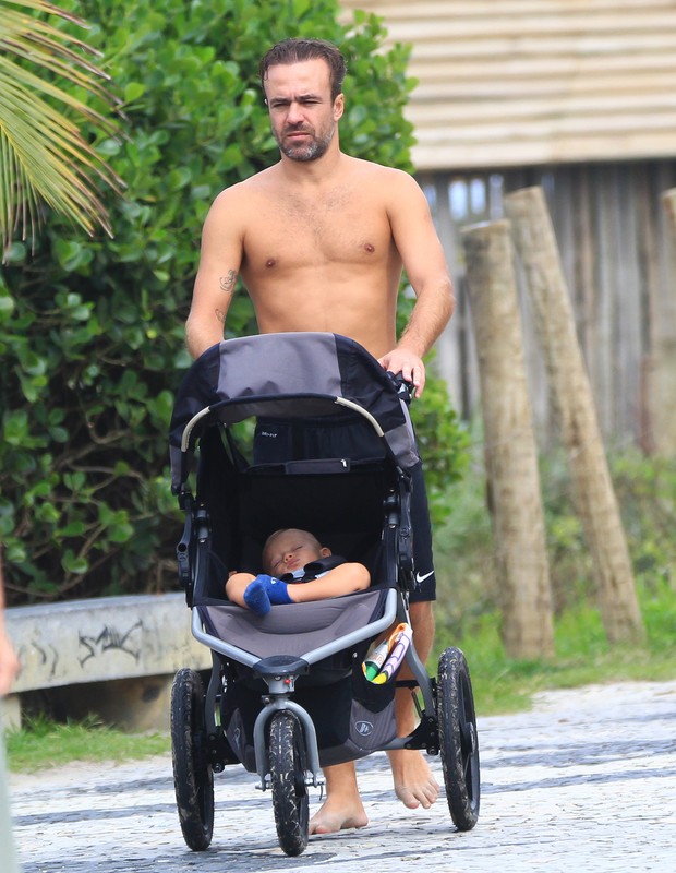 Roger Flores caminha com filho caçula (Foto: Fabricio Pioyani/ Agnews)