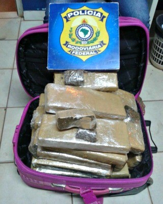 PRF apreendeu 20 kg de maconha numa mala dentro de ônibus com destino a Rio Branco (Foto: Divulgação/PRF)