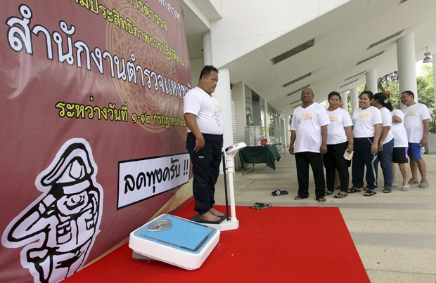 Oficiais fazem fila para serem pesados após dia de treinamento em Bangcoc (Foto: Apichart Weerawong/AP) Oficiais fazem fila para serem pesados após dia de treinamento em Bangcoc (Foto: Apichart Weerawong/AP)