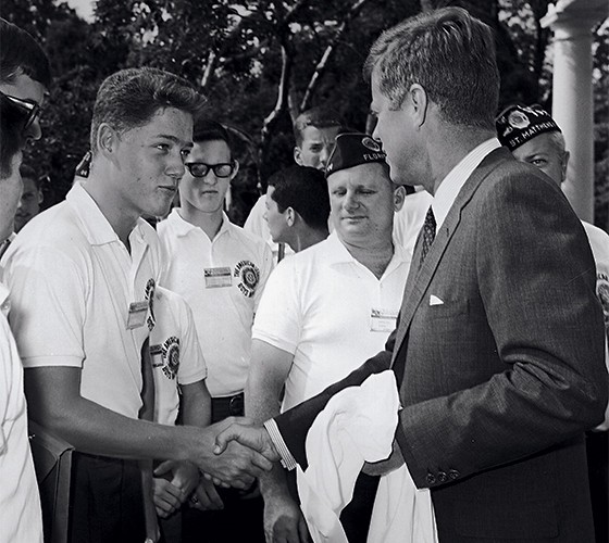 Clinton, aos 16 anos, com o presidente John Kennedy (Foto: Arnold Sachs/Getty Images)