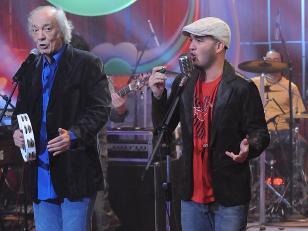 Alexandre Pessoal cantou ao lado do pai, Erasmo Carlos, no Som Brasil em setembro de 2008 (Foto: TV Globo / Frederico Rozario) Alexandre Pessoal cantou ao lado do pai, Erasmo Carlos, no Som Brasil em setembro de 2008 (Foto: TV Globo / Frederico Rozario)