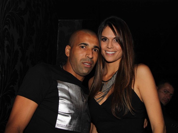 Emerson Sheike com a namorada em boate em São Paulo (Foto: Thiago Duran/ Ag. News)