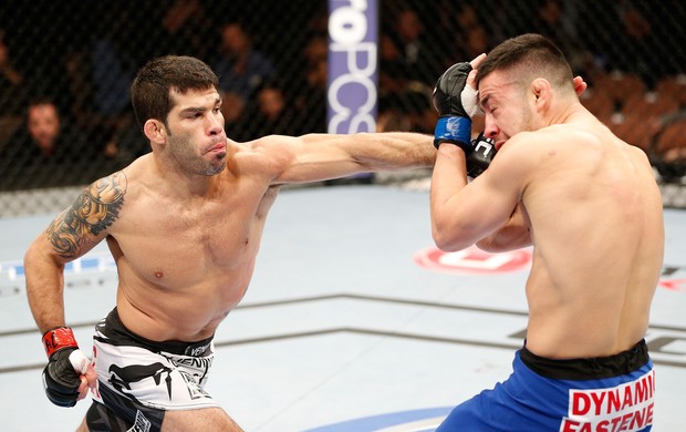 Raphael Assunção luta contra Pedro Munhoz no UFC 170 (Foto: Getty Images)