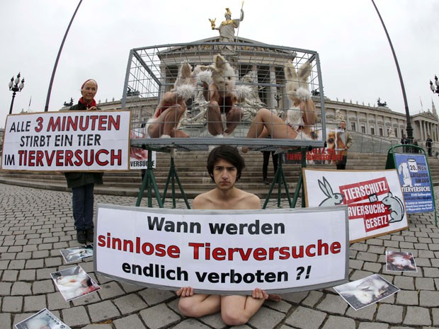 Os ativistas seguravam faixas com mensagens em protesto a experimentos científicos que usam animais (Foto: Leonhard Foeger/Reuters)