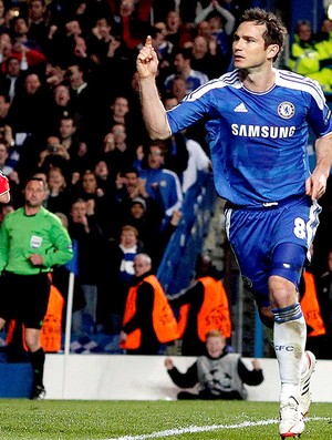 Lampard comemora gol do Chelsea contra o Benfica (Foto: EFE)