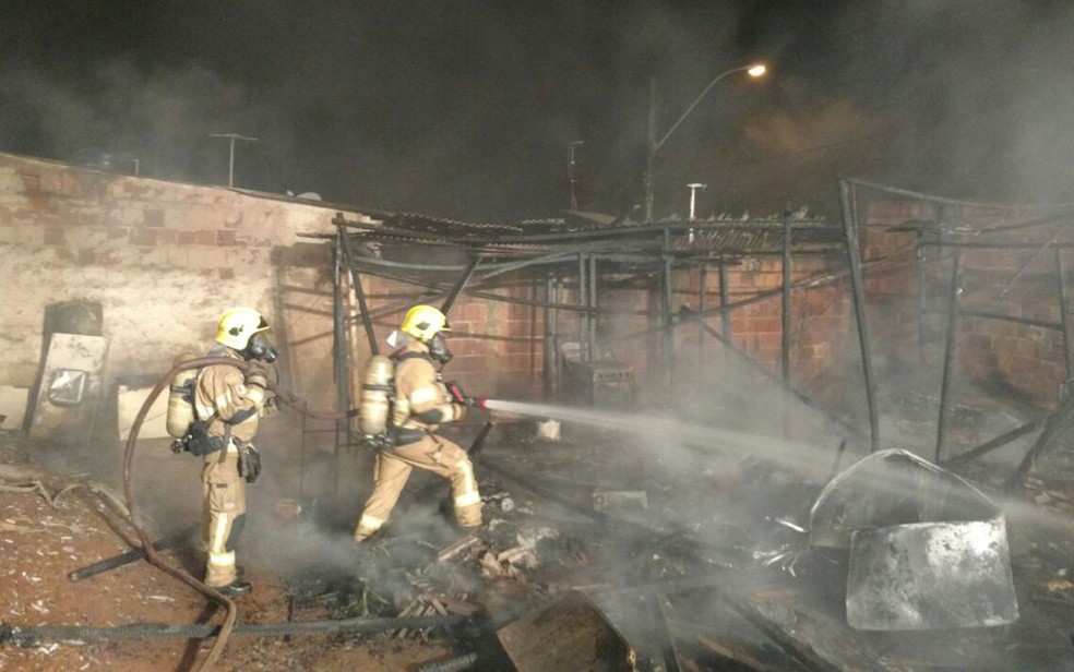 Bombeiros combatem chamas em barraco na Vila Telebrasília, no Distrito Federal (Foto: Corpo de Bombeiros DF/Divulgação)