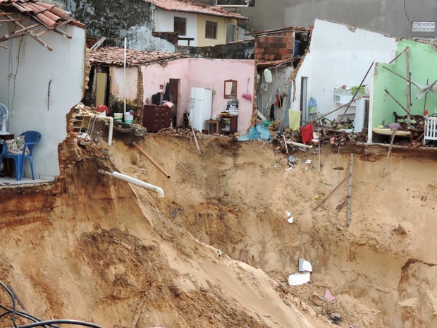 Chuva abre cratera e casas correm risco de desmoronamento no bairro de Mãe Luíza, na Zona Leste de Natal (Foto: Everaldo Costa/Inter TV Cabugi)