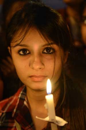 Jovem indiana protesta neste domingo (23) contra o estupro de estudante de 23 anos em ônibus em Nova Délhi, Índia (Foto: AFP)