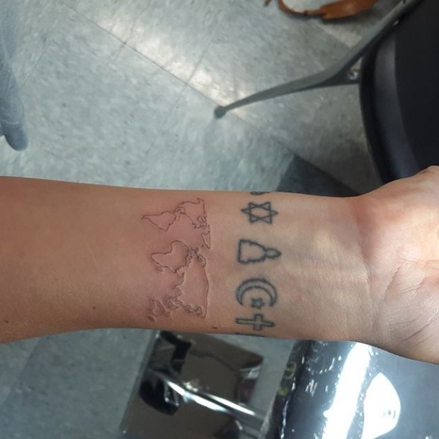 A nova tatuagem de Lily Allen (Foto: Reprodução/ Instagram)