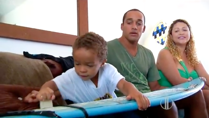 Vitor, surfista de 4 anos em Natal (Foto: Reprodução/Inter TV Cabugi)