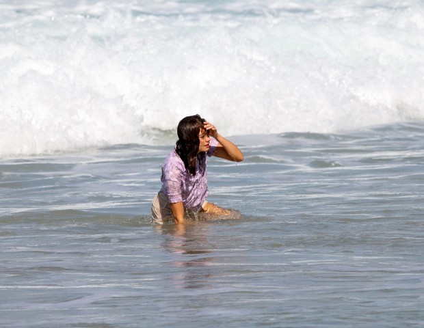 Sophie Charlotte grava  em praia do Rio (Foto: JC PEREIRA/ AGNEWS)