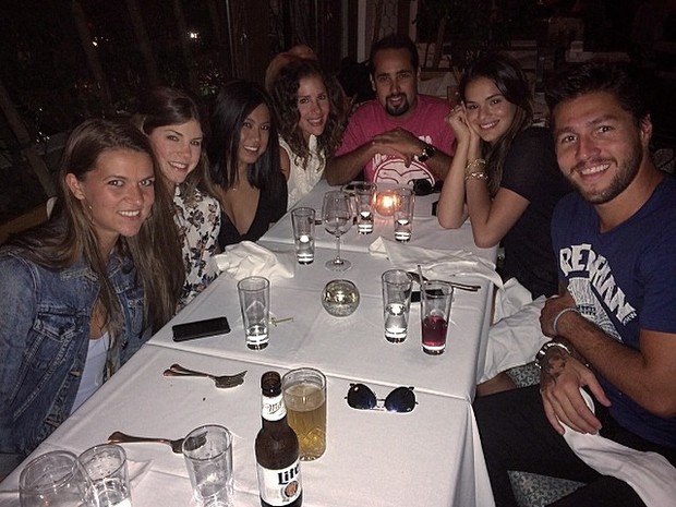 Bruna Marquezine com o fotógrafo Beto Gatti e amigos em restaurante em Los Angeles, nos Estados Unidos (Foto: Instagram/ Reprodução)