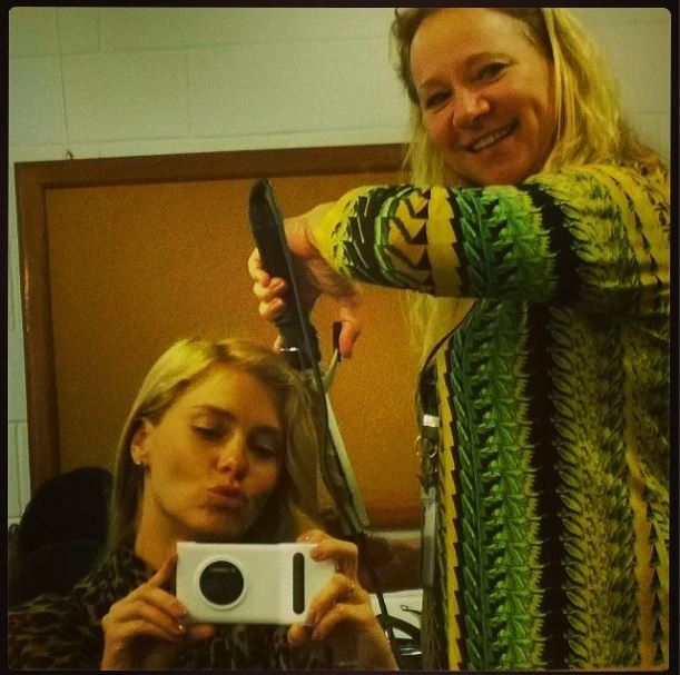Carolina Dieckmann fazendo o cabelo (Foto: Instagram / Reprodução)