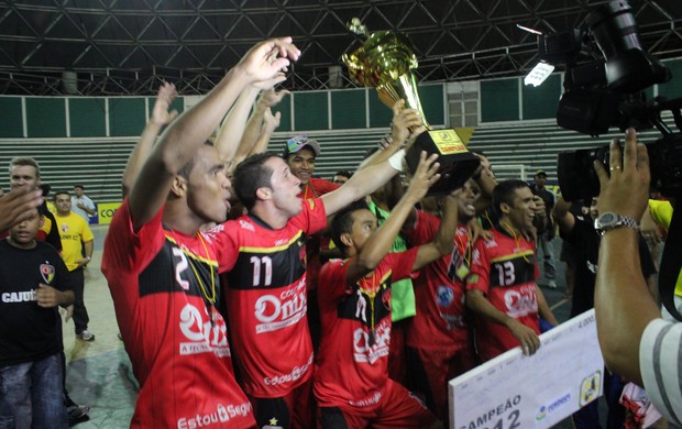 Cajuína levanta o troféu de campeão (Foto: Wenner Tito/Globoesporte.com)