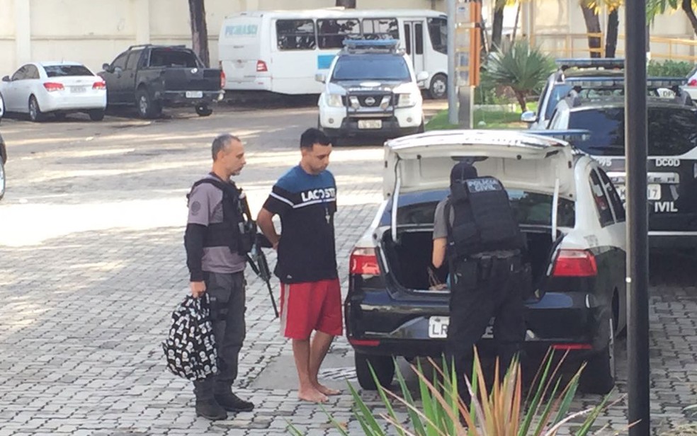 Homem foi preso em flagrante no Morro dos Macacos durante a operação (Foto: Fernanda Rouvenat / G1)