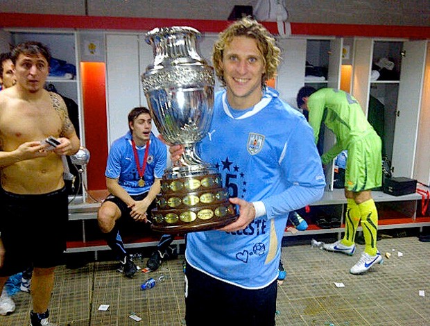 forlan Taça copa américa futebol 2009 (Foto: Reprodução / Twitter)