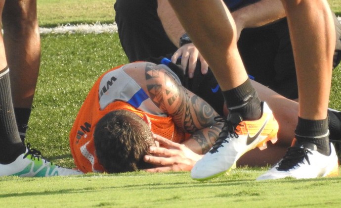 Rildo sofre pancada no tornozelo e sai chorando de campo no Corinthians