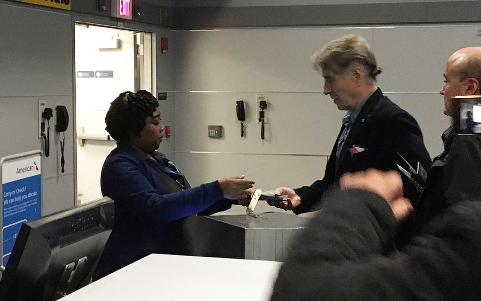 Eike entrega cartão de embarque no aeroporto de Nova York (Foto: Luigi Sofio)