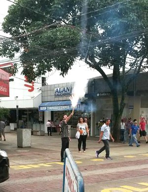 Corintiano, que já fez esposa mudar de time, vai para calçadão raspar cabelo