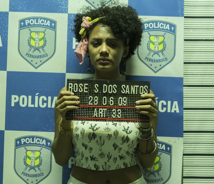 Rose é presa após ser pegas com drogas (Foto: Ellen Soares/Gshow)