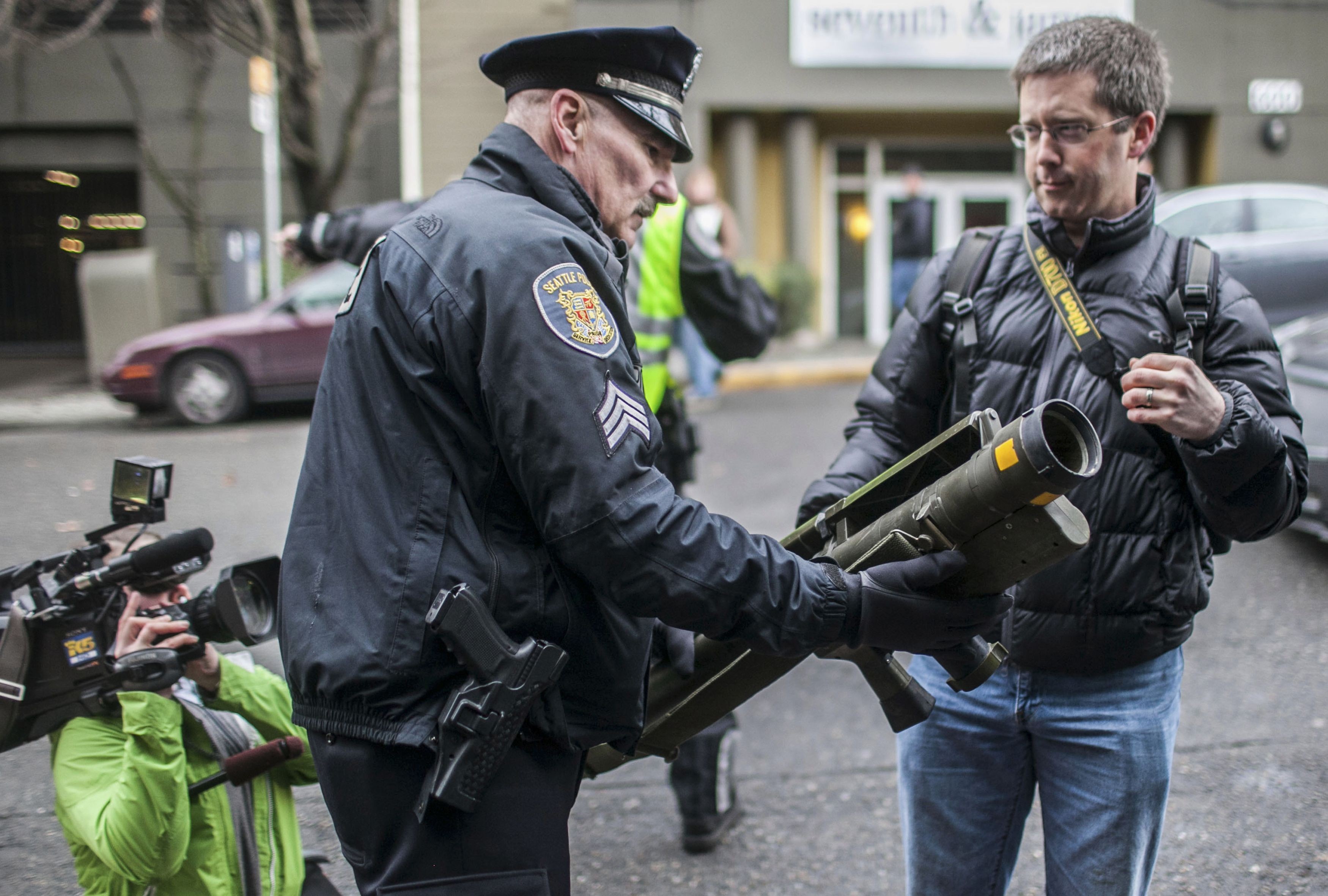 Policial de Seattle carrega lnaça-míssel apreendido durante programa de troca de armas, nos Estados Unidos (Foto: Reuters)