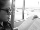 Nanda Costa posa em aeroporto com livro: 'Férias'