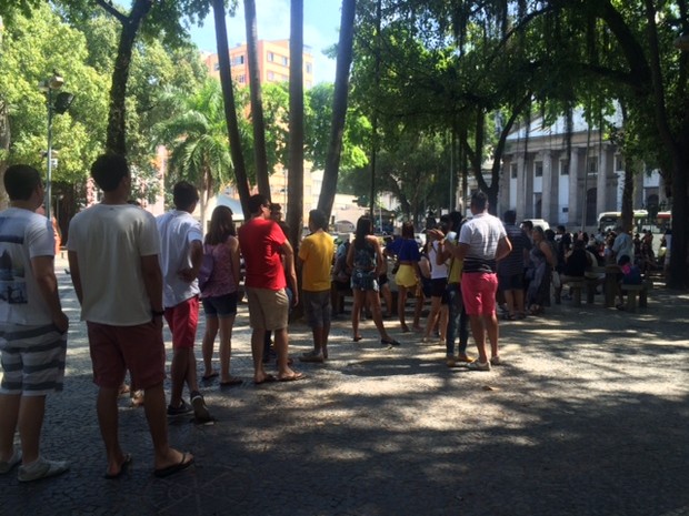 Filas para visitar o Corcovado eram grandes no Largo do Machado (Foto: Matheus Rodrigues/ G1)