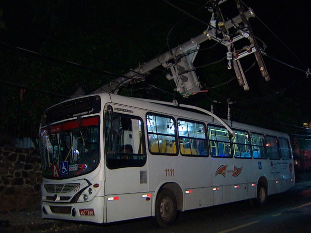 Ônibus bate em poste na Federação, em Salvador (Foto: Imagem/TV Bahia)