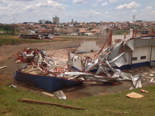 Um mês após tornado, cenário ainda é o da tragédia (Foto: Jéssica Pimentel / G1)