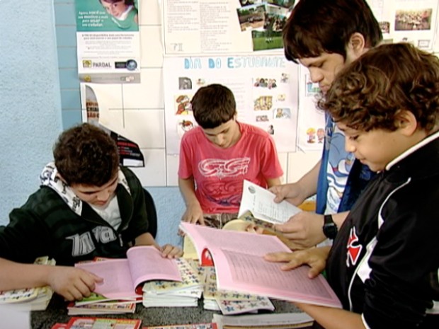 Alguns alunos da escola Ana Araújo já publicaram livros, em Alfredo Chaves (Foto: Reprodução/TV Gazeta)