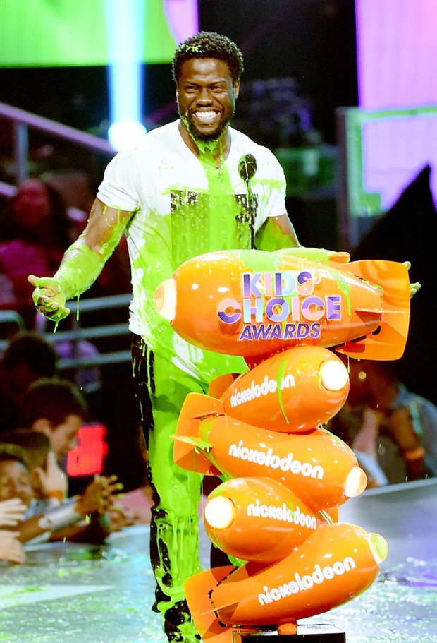 Kevin Hart leva banho de gosma verde no Kids Choice Awards (Foto: Getty Images)