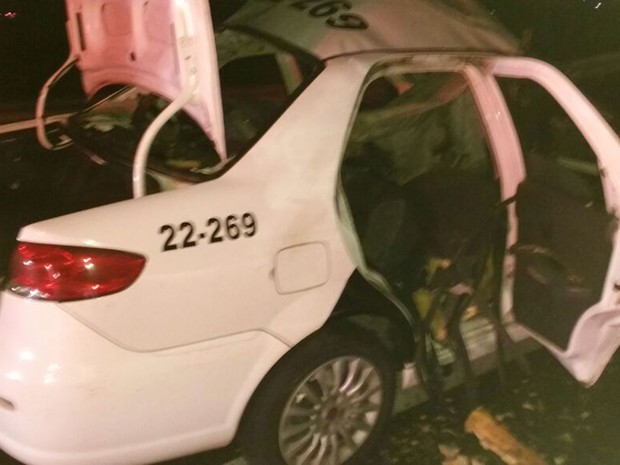 Criminosos explodem carro da Polícia Militar no Rodoanel, perto de Ribeirão Pires e Mauá (Foto: Reprodução/WhatsApp)