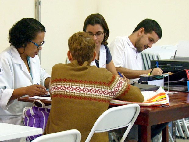 Médicos atendem pacientes no salão paroquial no DIC 3, em Campinas  (Foto: Reprodução EPTV)