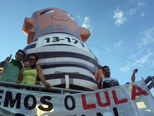 Pixuleco levado para protesto contra o governo na Esplanada dos Ministérios nesta quinta (17) (Foto: Alexandre Bastos/G1) Pixuleco levado para protesto contra o governo na Esplanada dos Ministérios nesta quinta (17) (Foto: Alexandre Bastos/G1)