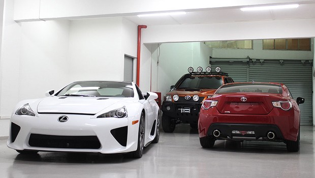 Lexus LFA brilha ao lado de picape Hilux e do esportivo GT 86, ambos da Toyota (Foto: Autoesporte) Lexus LFA brilha ao lado de picape Hilux e do esportivo GT 86, ambos da Toyota (Foto: Autoesporte)