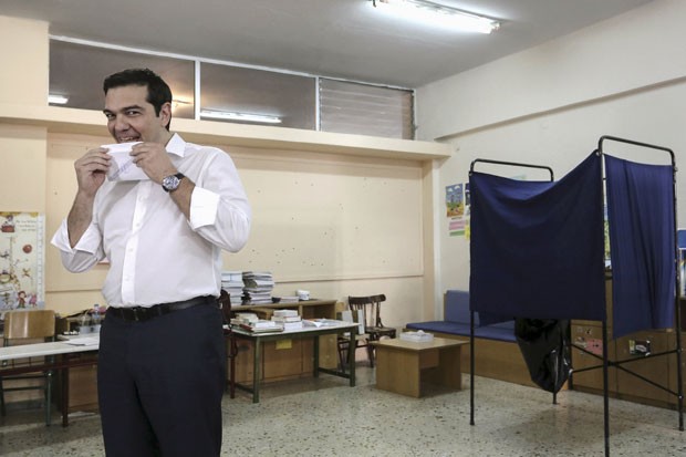 O primeiro-ministro grego, Alexis Tsipras, vota no referendo em Atenas, na Grécia, neste domingo (5) (Foto: John Liakos/Intimenews/Reuters)