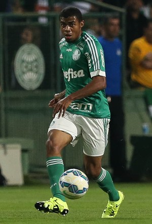 Taylor admite ansiedade, mas aprova estreia como profissional do Palmeiras