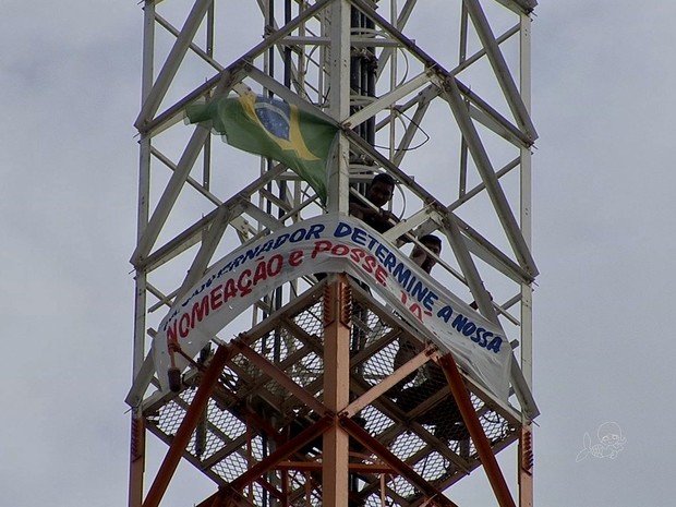 Policiais sobem em torre em protesto por nomeação (Foto: TV Verdes Mares/Reprodução)