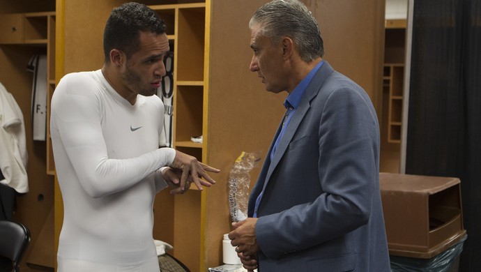 Exame não aponta lesão, mas Renato Augusto não enfrenta o São Paulo