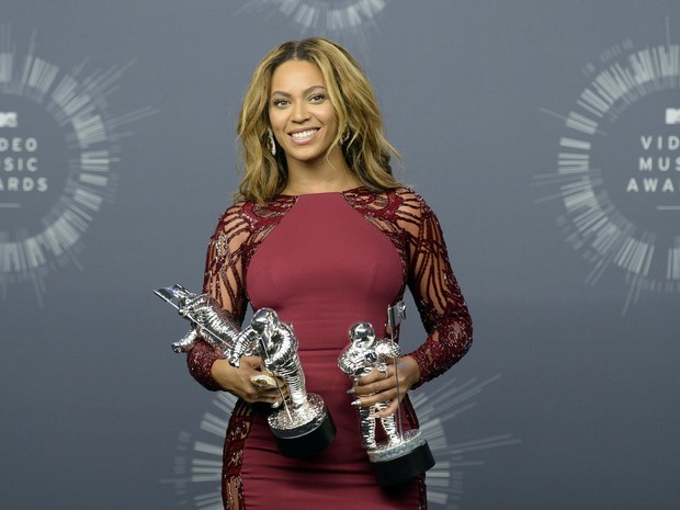 Beyoncé posa com os prêmios que ganhou no VMA, em Los Angeles, nos Estados Unidos (Foto: Kevork Djansezian/ Reuters)