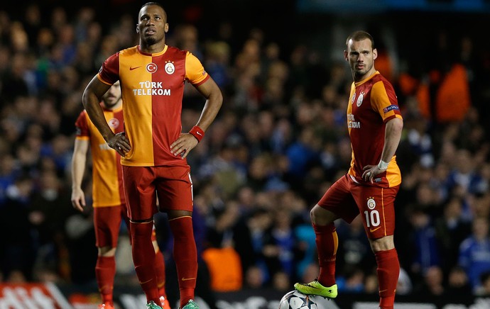 Drogba e Sneijder Chelsea x Galatasaray (Foto: AP)