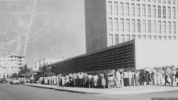 O local, onde são gerenciados os vistos, sempre teve grandes filas (Foto: US National Archives) O local, onde são gerenciados os vistos, sempre teve grandes filas (Foto: US National Archives)