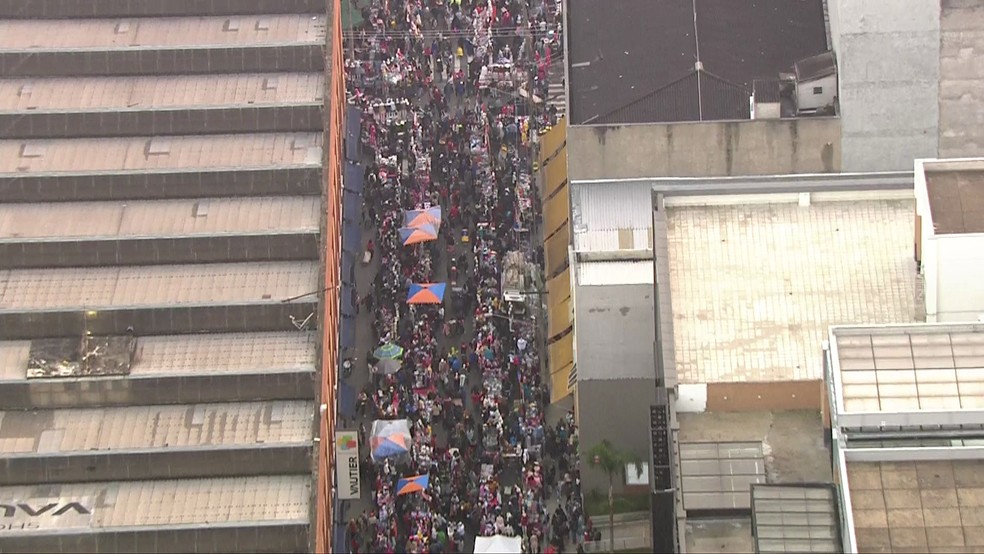 Por volta das 7h, Rua Tiers estava tomada por vendedores ambulantes (Foto: Reprodução/TV Globo)