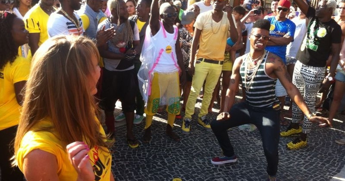 G Angolanos reúnem banhistas no Arpoador Rio para dançar kuduro notícias em Rio de Janeiro