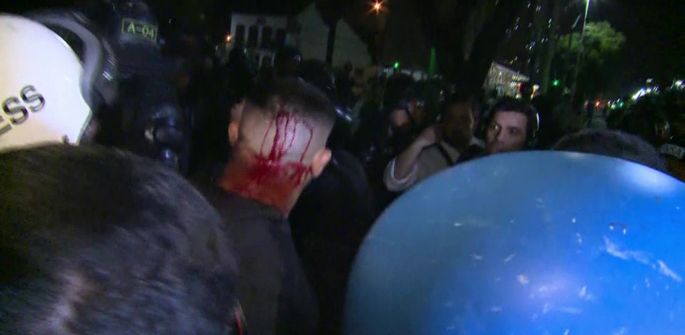 Homem ferido em protesto no Centro do Rio (Foto: Reprodução/GloboNews)
