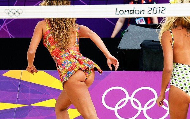 cheerleaders no vôlei de praia em Londres (Foto: AFP)