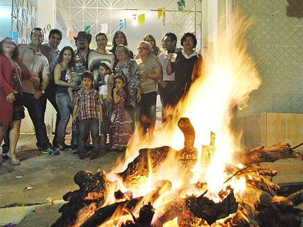 A aposentada Selizete Barros reúne família em volta da fogueira há 17 anos (Foto: Thomás Alves/TV Asa Branca)