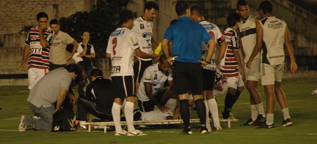 Atacante Thiaguinho sofreu luxação no tornozelo esquerdo após entrada violenta do zagueiro Everton Sena (Foto: Larissa Keren / Globoesporte.com/pb)