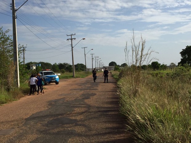 Entrada da unidade está isolada por policiais na manhã desta sexta-feira (6); presídio fica na BR-174, zona Rural da capital (Foto: Inaê Brandão/G1 RR)