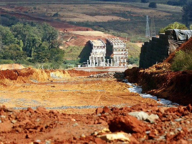 Obra em anel viário está parada desde julho de 2013 em Piracicaba (Foto: Mateus Medeiros/acervo pessoal)